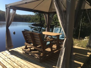 Outdoor dining - Water access Island Cottage in sheltered cove (South Frontenac Region)