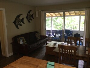 Fernseher, DVD-Player, Bücher, Videothek