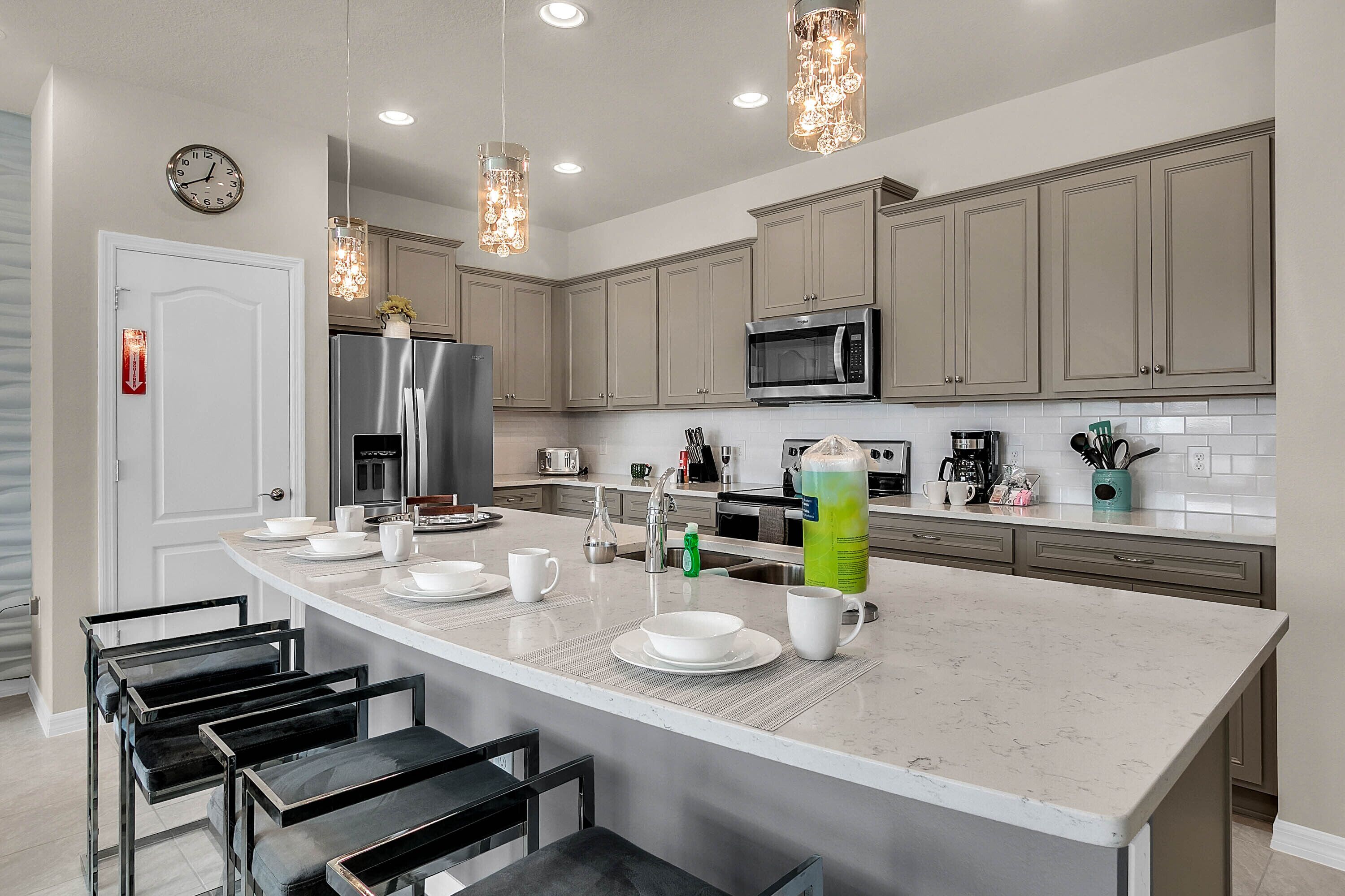 Réfrigérateur, micro-ondes, four, plaque de cuisson