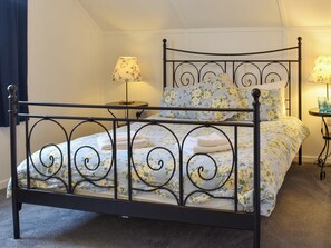 6 bedrooms, free WiFi, bed sheets