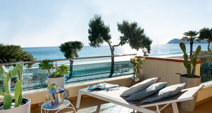 Luxury Beachfront 2BR/2Bath Apartment,Taormina beach, access to Pool and Parking