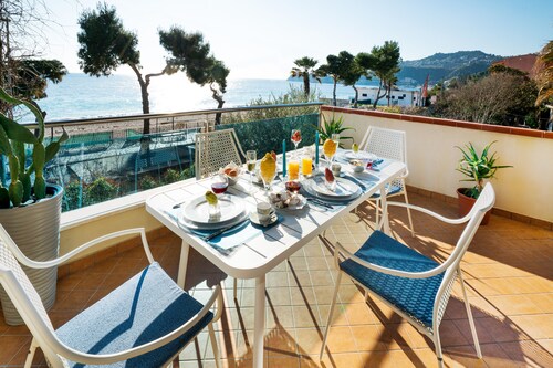 Luxury Beachfront 2BR/2Bath Apartment,Taormina beach, access to Pool and Parking