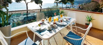 Rannalla sijaitseva 2 makuuhuoneen huoneisto, uima-allas ja pysäköinti