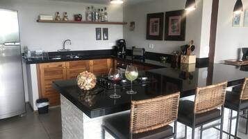 Geladeira, micro-ondas, fogão, cooktop