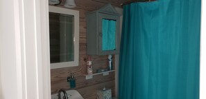 Key West Room | Bathroom | Combined shower/bathtub, free toiletries, hair dryer, bathrobes
