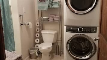 Ensemble douche/baignoire, sĂšche-cheveux, serviettes fournies, savon