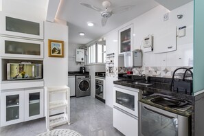 ثلاجة، ميكروويف، فرن، موقد طهي مسطح