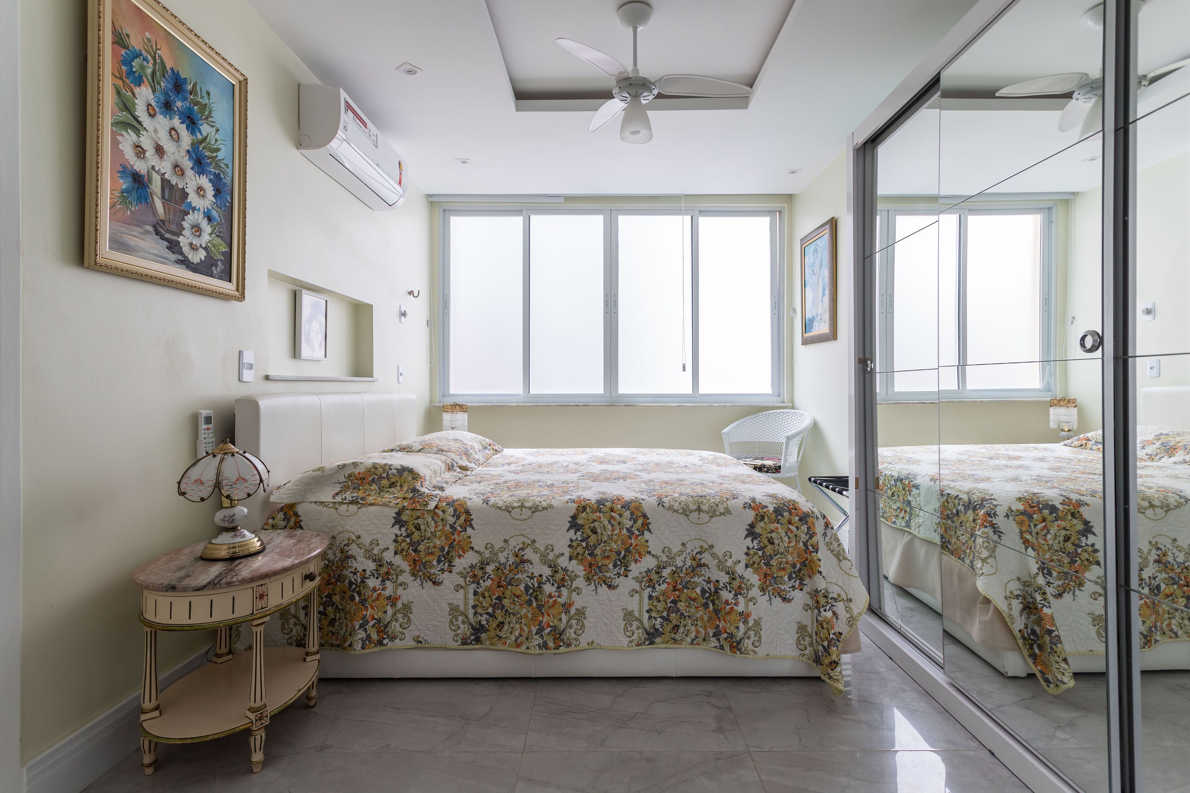 2 chambres, coffres-forts dans les chambres, bureau, lit parapluie