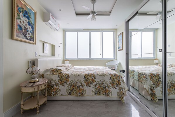 2 عدّة غرف نوم وخزنة داخل الغرفة ومكتب وسرير سفر