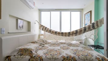 2 quartos, cofres nos quartos, escrivaninha, berço de viagem