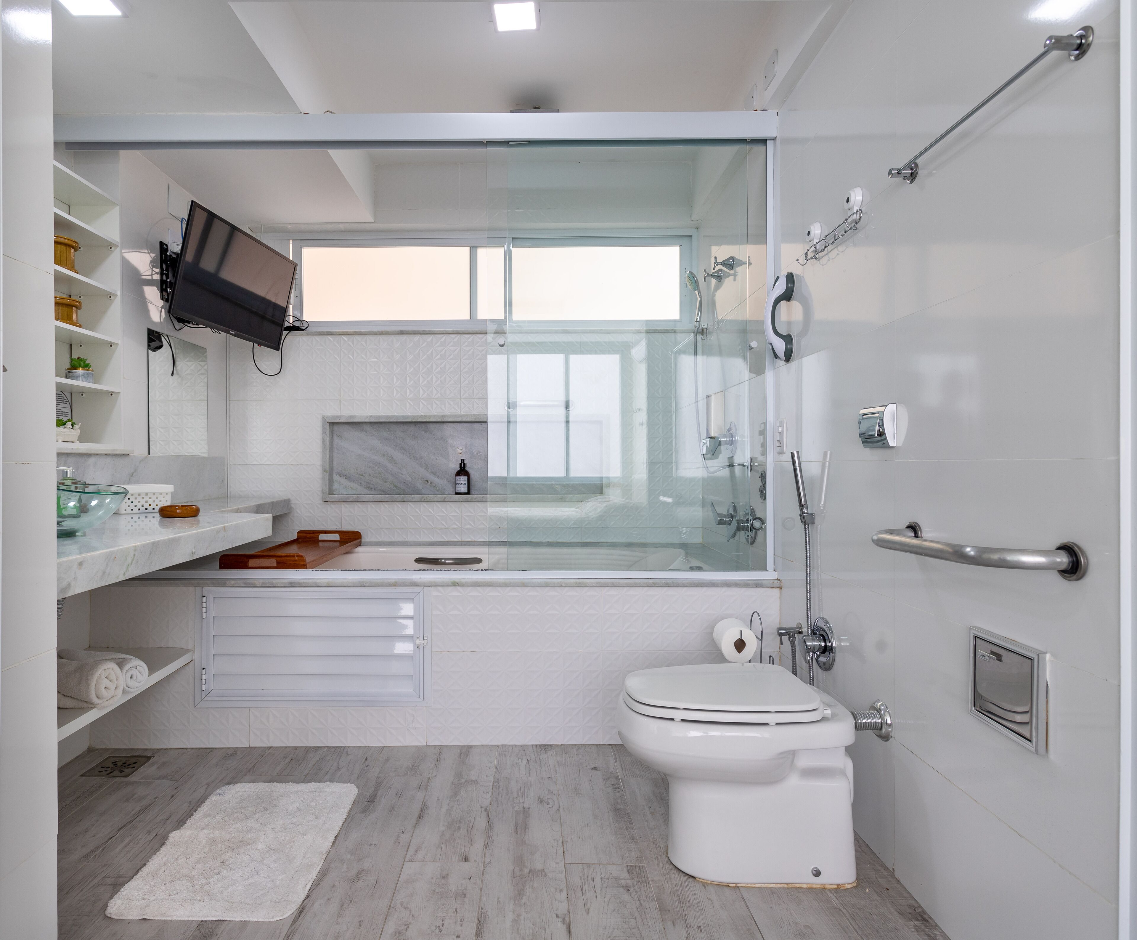 Articles de toilette gratuits, sèche-cheveux, serviettes fournies