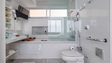 Articles de toilette gratuits, sèche-cheveux, serviettes fournies