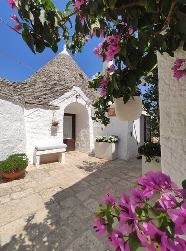 Trullo alleyway, central with private garden
