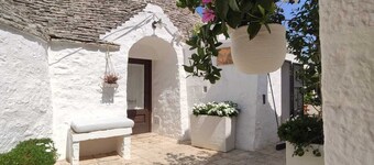 Trullo alleyway, central with private garden