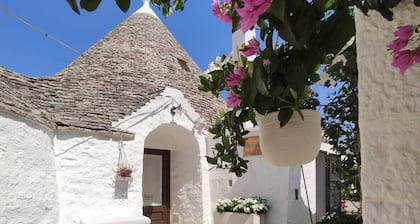Trullo alleyway, central with private garden