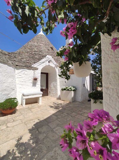 Trullo alleyway, central with private garden