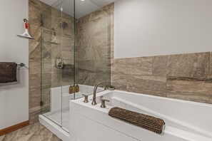 Baignoire, séchoir à cheveux, serviettes fournies