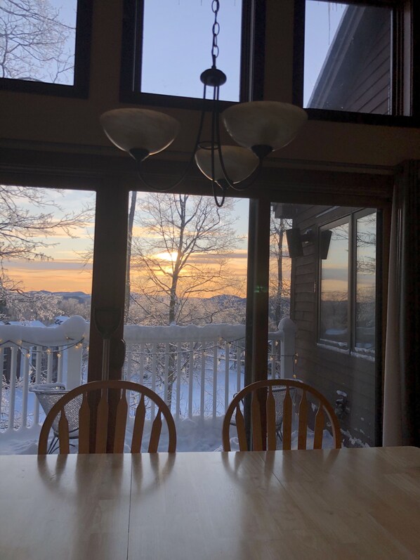 Dining - Kettle Brook 2 BR & 2 BA ski in/out  condo on Okemo Mountain (Ludlow)