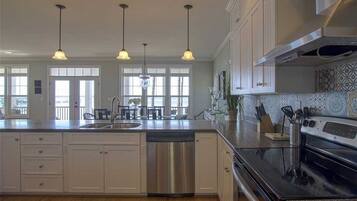 House, 4 Bedrooms | Private kitchen