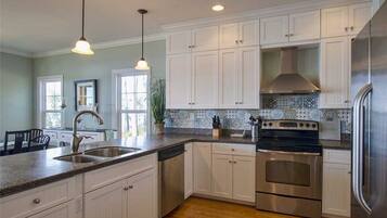 House, 4 Bedrooms | Private kitchen