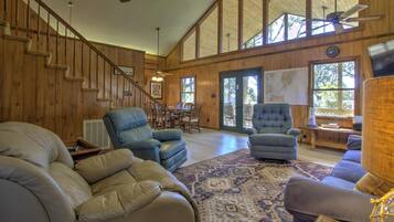 House, 3 Bedrooms | Living room | 36-inch TV with digital channels