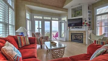 House, 4 Bedrooms | Living room | 36-inch TV with digital channels, DVD player