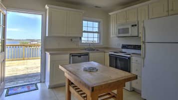 House, 3 Bedrooms | Private kitchen | Fridge, microwave, stovetop