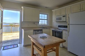 House, 3 Bedrooms | Private kitchen | Fridge, microwave, stovetop