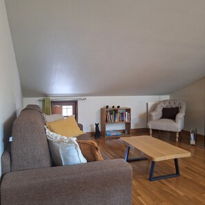 Smart-tv, een tafeltennistafel, boeken en een muziekbibliotheek