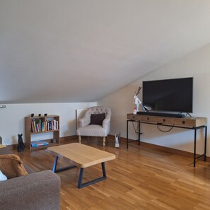 Smart TV, table tennis, books, music library