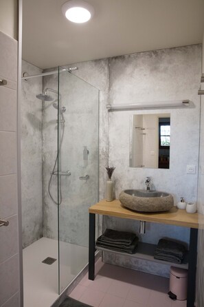 Séchoir à cheveux, serviettes fournies, savon, papier de toilette