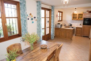 Four à micro-ondes, un four, surface de cuisson, lave-vaisselle