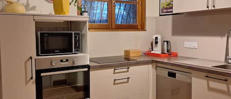 Kjøleskap, mikrobølgeovn, ovn og kokeplater