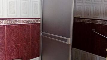 Shower, rainfall showerhead, free toiletries, towels