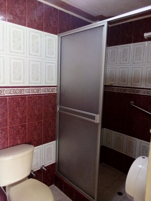 Shower, rainfall showerhead, free toiletries, towels