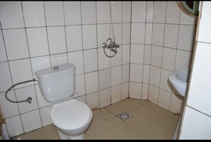 Studio, balcon | Salle de bain | Douche, chaussons, serviettes fournies