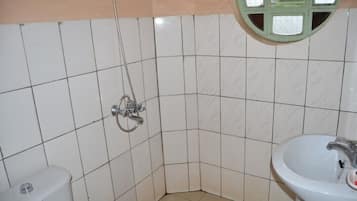 Studio - balkong | Badrum | Dusch, tofflor och handdukar