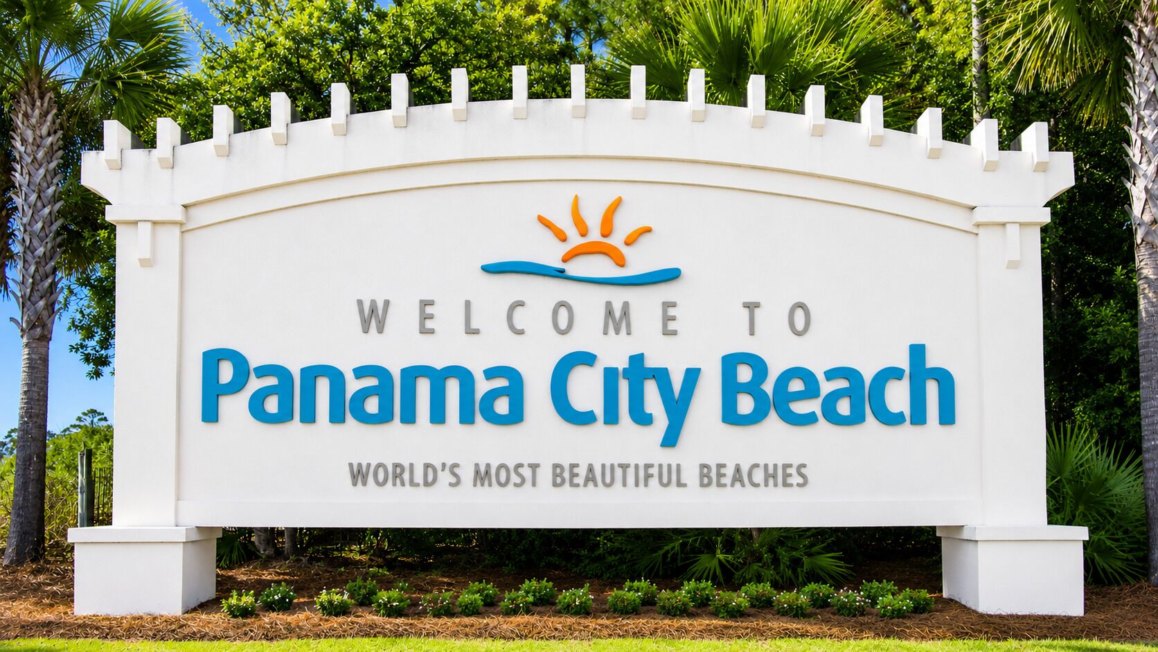 Un letrero da la bienvenida a visitantes a Panama City Beach, destacando sus playas.