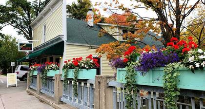 The Boathouse on Waukazoo! Beach, Bars, Brewery all within a block!