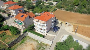 Exterior - Lovely apt for 4, balcony, sea view, beach at 50m (Seget Donji)