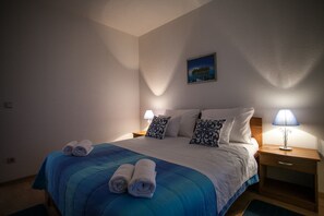 1 bedroom, WiFi, bed sheets - Lovely apt for 4, balcony, sea view, beach at 50m (Seget Donji)