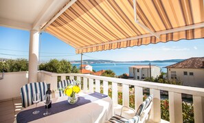 Outdoor dining - Lovely apt for 4, balcony, sea view, beach at 50m (Seget Donji)