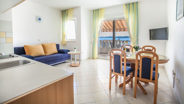 TV - Lovely apt for 4, balcony, sea view, beach at 50m (Seget Donji)