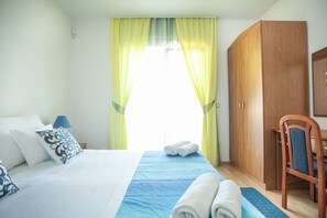 1 bedroom, WiFi, bed sheets - Lovely apt for 4, balcony, sea view, beach at 50m (Seget Donji)