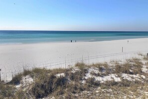 På stranden