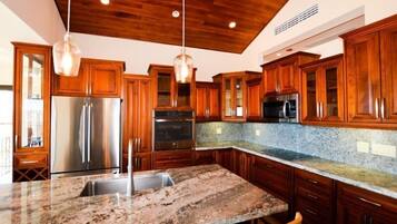 Luxury Condo, 2 Bedrooms, Pool Access, Ocean View | Private kitchen | Full-sized fridge, microwave, stovetop, dishwasher