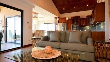 Kondo Mewah, 2 kamar tidur, akses ke kolam renang, pemandangan samudra | Area keluarga | TV layar datar