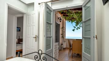 Villa, 2 Schlafzimmer, Meerblick | Wohnbereich | 24-Zoll-Plasmafernseher mit Digitalempfang, Fernseher