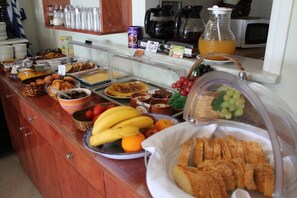 Tägliches Frühstücksbuffet gegen Gebühr