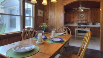 Ferienhaus, 6 Schlafzimmer | Essbereich im Zimmer
